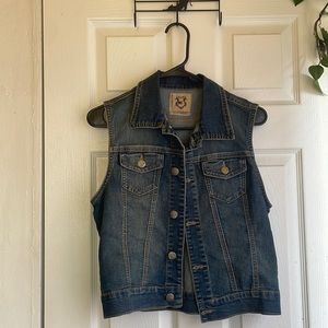 Stretch denim vest with beige wash button up